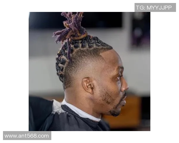 足球球星炫酷发型花纹展现个性魅力与时尚潮流风向